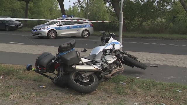 Na ulicy Przestrzennej w Szczecinie na jezdnię przewrócił się policjant jadący motocyklem na interwencję. Do wypadku doszło w poniedziałek przed godz. 17.