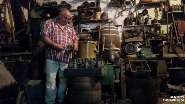 Zbigniew Bogdanowicz od lat zbiera stare eksponaty. Ma ich kilka tysięcy sztuk. Magazynuje je w byłej stodole, którą wyremontował i przerobił na muzeum.