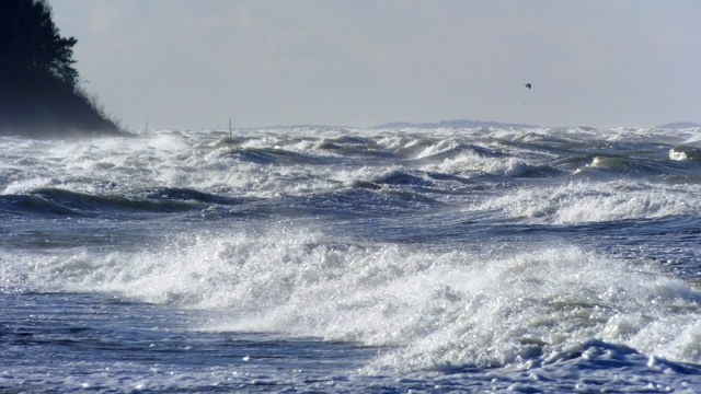 Ratownicy uratowali trzy osoby, które tonęły w Bałtyku w Dziwnowie. Wysoka fala porwała 17-, 25- i 36-latka na niestrzeżonej plaży.