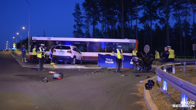 Wypadek na ulicy Nowoprzestrzennej w Szczecinie. Motocyklista zderzył się z autem osobowym. 61-letni kierowca jednośladu nie przeżył.