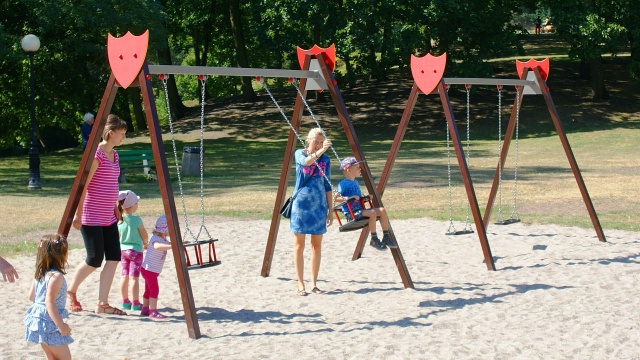 Jest zamek ze zjeżdżalnią, karuzela, park linowy a nawet huśtawka dla niepełnosprawnych. Dzieci w Stargardzie Szczecińskim mają nowy plac zabaw.