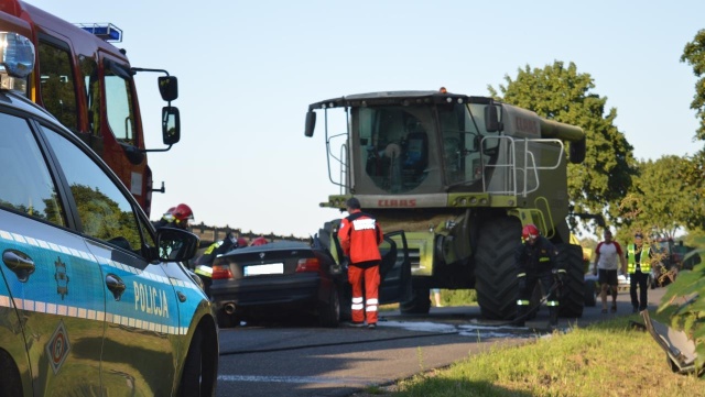 Kierowca BMW uderzył w kombajn na wąskiej drodze między Łobzem a Suleszewicami. Do wypadku doszło w środę ok. godz. 18.