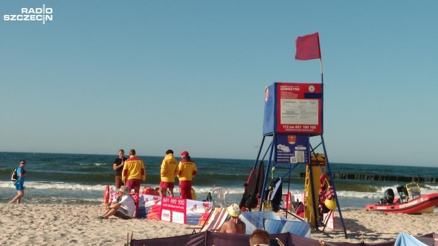 W środę temperatura wody w Bałtyku spadła do 10 stopni Celsjusza. W ciągu dnia na plażach na odcinku ponad stu kilometrów zachodniopomorskiego wybrzeża obowiązywał zakaz kąpieli. Po południu sytuacja się polepszyła.