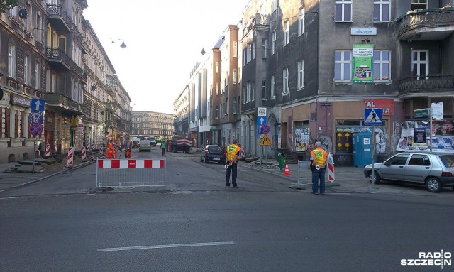 Drogowcy kładą nowy asfalt na Monte Cassino w centrum Szczecina. W czwartek pracują między placami Zamenhofa i Odrodzenia, a w piątek - między placem Odrodzenia a Wielkopolską.