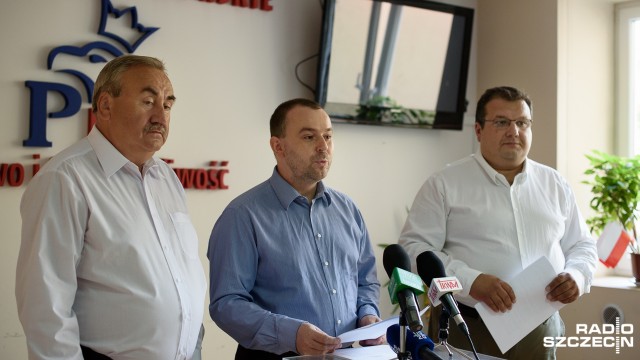 Interwencji wojewody ws. zatrudnienia radnego PO w publicznym szpitalu domagają się radni wojewódzcy PiS. Na czwartkowej konferencji prasowej mówili o łamaniu prawa i standardach republiki bananowej.