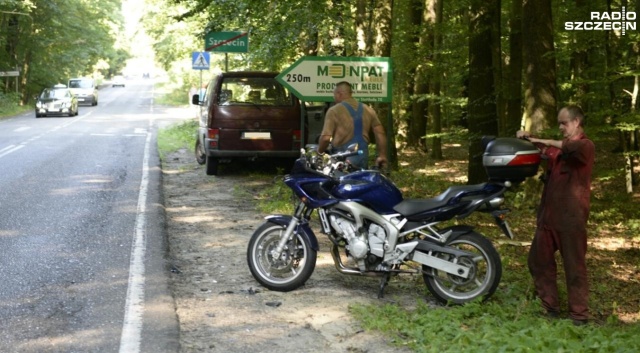 Motocyklista zderzył się z samochodem osobowym w Przęsocinie, między Szczecinem a Policami. Do zdarzenia doszło w piątek po godz. 15.