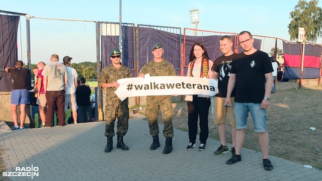 Oni walczyli za nas, my walczymy za nich - mówią członkowie Stowarzyszenia Kibiców Pogoni Szczecin Portowcy, którzy podczas piątkowego meczu Pogoni z Wisłą Kraków namawiali widzów do wsparcia akcji Walka Weterana. Akcja ma wspomóc zbiórkę pieniędzy na rehabilitację żołnierza chorego na stwardnienie zanikowe boczne. Potrzeba 60 tysięcy zł.