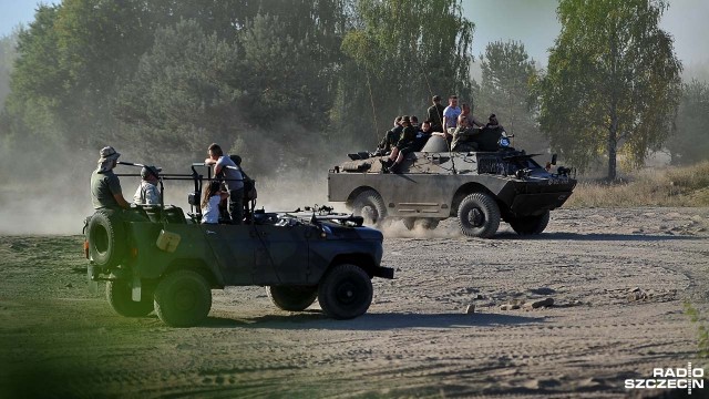 W Bornem Sulinowie trwa największy w Polsce zlot pojazdów militarnych - przyjechało ich ponad pół tysiąca.