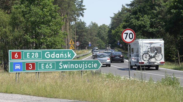 Płynnie pokonujemy krajową trójkę, problem zaczyna się przed samą przeprawą w Świnoujściu.
