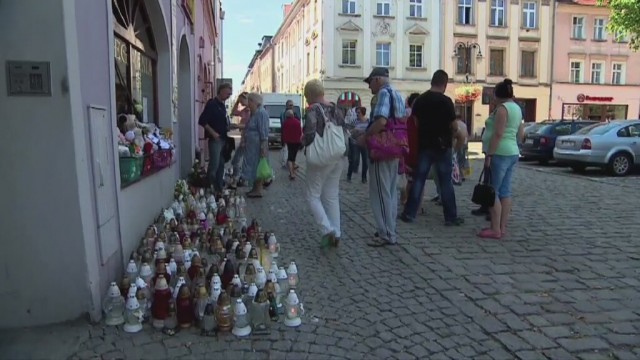 Pogrzeb 10-letniej Kamili, połączony z białym marszem milczenia, odbył się w sobotę w Kamiennej Górze na Dolnym Śląsku.