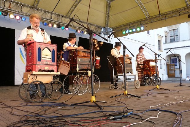 Słowiańska Dusza, Cafe Rico i Bukovina Folk Band - te trzy zespoły usłyszymy w niedzielę na Zamku Książąt Pomorskich w Szczecinie.