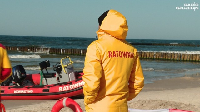Nie można kąpać się w Bałtyku na odcinku od Międzywodzia aż do Jarosławca. W sumie czerwone flagi powiewają na plażach na ponad 130 kilometrach zachodniopomorskiego wybrzeża.