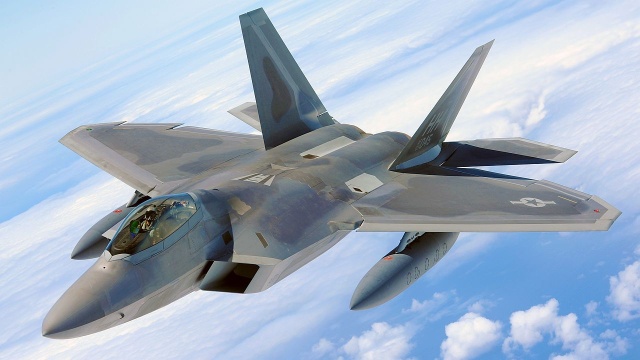 Amerykańskie myśliwce F-22 Raptor będą stacjonowały w Europie - to odpowiedź Waszyngtonu na zaostrzającą się sytuację we wschodniej Ukrainie i rosnącą aktywność zbrojną Rosjan.