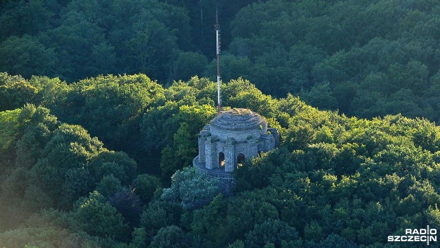 Zabytek nie może dalej niszczeć - urząd nakaże właścicielom wieży Bismarcka na szczecińskim Gocławiu, aby zabezpieczyli obiekt.