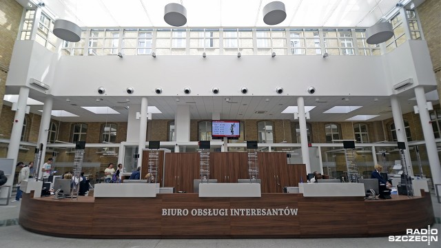 Biuro Obsługi Interesantów otwarto w budynku Sądu Okręgowego przy ulicy Kaszubskiej w Szczecinie. Od poniedziałku mieszkańcy mogą dowiadywać się o stanie postępowań czy złożyć pisma procesowe w punkcie utworzonym na wewnętrznym dziedzińcu sądu.