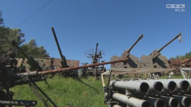 Kołobrzeskie militaria stały się hitem sezonu wśród Niemców. Grupy niemieckich turystów chętnie odwiedzają Centrum Atrakcji Wojskowych, czyli centrum ze sprzętem z demobilu. Jak się okazuje nie tylko po to, by zobaczyć i zrobić sobie pamiątkowe zdjęcie z czołgiem.