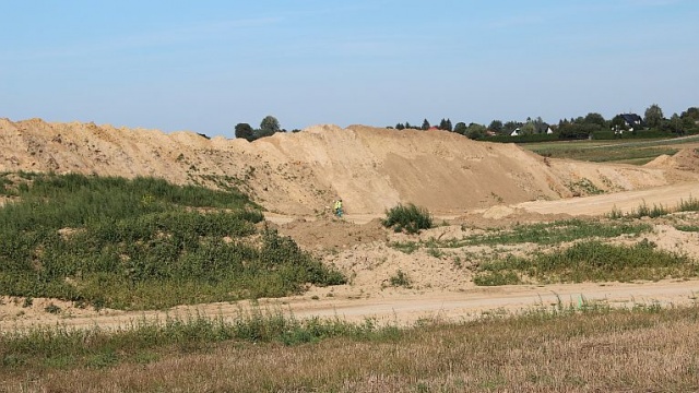 Zdaniem RPO, Agencja Nieruchomości Rolnych nie ma prawa karać tak jak dotychczas bezumownych użytkowników ziemi, czyli rolników, którzy bez pozwolenia uprawiali grunty należące do ANR-u. Takim osobom urzędnicy naliczali opłaty w wysokości pięciokrotnego czynszu za daną ziemię.