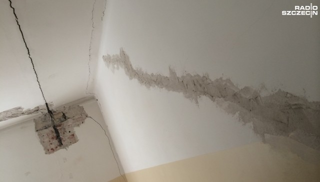 Uda się zabezpieczyć pęknięcie, budynek nie zagraża uczniom - zapewniają urzędnicy szczecińskiego wydziału oświaty. Chodzi o internat dla licealistów przy ul. Pokoju na Gocławiu. Wcześniej była tam szkoła specjalna, o zmianie funkcji zdecydowano ponad rok temu i - mimo że w ubiegłym i tym roku szkolnym byli tam uczniowie - remont wciąż trwa.