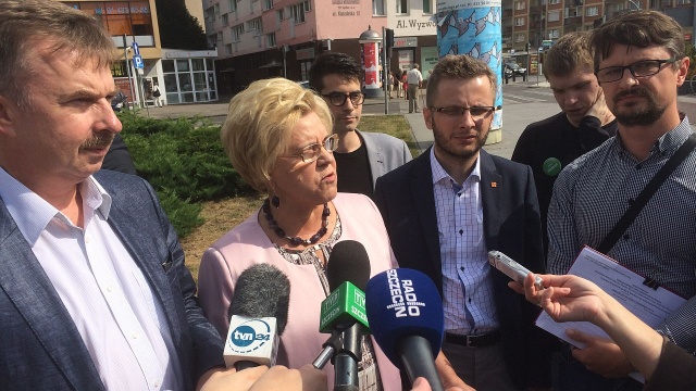 Zjednoczona Lewica zbiera podpisy poparcia w Szczecinie. Podbudowani ostatnimi sondażami działacze podkreślają, że wspólny start w październikowych wyborach parlamentarnych kilku lewicowych formacji to początek odbudowy zaufania wyborców.
