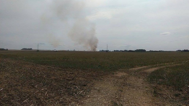 Pożar w miejscowości Sadlno w powiecie gryfickim. Płonie siedem hektarów ścierniska.