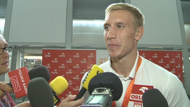 Brązowi medaliści z Pekinu Piotr Lisek i Paweł Wojciechowski wylądowali w Polsce. Tyczkarzy powitali kibice. Były uściski, kwiaty i chóralnie odśpiewane Sto lat na ich cześć.