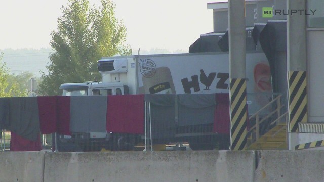 200 nielegalnych imigrantów utonęło próbując dopłynąć, 70 zmarło próbując dostać się ciężarówką na zachód Europy. Austriacka policja szuka kierowcy TIR-a, który porzucił pojazd z ciałami przy drodze.