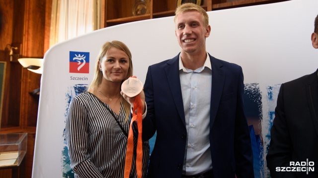 Zmęczony, ale i niezwykle szczęśliwy wrócił do Szczecina brązowy medalista Mistrzostw Świata w skoku o tyczce - Piotr Lisek. Zawodnik OSOT-u był w piątek gościem prezydenta Szczecina Piotra Krzystka.