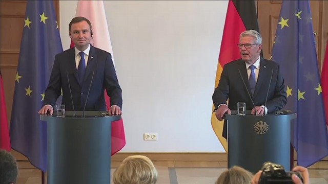 Niemcy i Polska są zainteresowane rozwojem wzajemnej współpracy - zapewniali w piątek w Berlinie prezydenci obu krajów, Andrzej Duda i Joachim Gauck. Prezydent Polski przebywa z oficjalną wizytą w stolicy Niemiec.