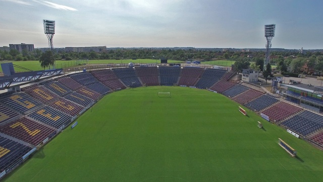 Szczecińscy radni, którzy byli gośćmi dzisiejszej Kawiarenki Politycznej, podzieleni w kwestii modernizacji stadionu Pogoni.