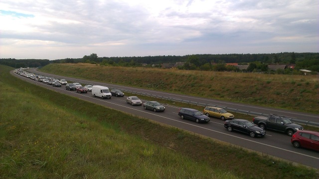 Zakorkowana jest obwodnica Troszyna, Parłówka i Ostromic w kierunku Szczecina. Zator ma już 10 kilometrów.