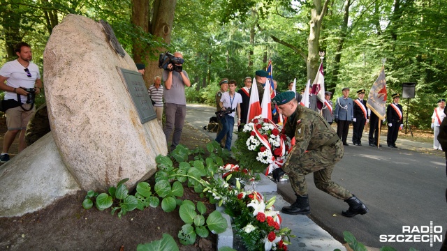 Szczecinianie oddali hołd poległym podczas II wojny światowej. We wtorek na Cmentarzu Centralnym w Szczecinie, przy pomniku poświęconym Bohaterom Września 1939 roku odbył się Apel Pamięci.