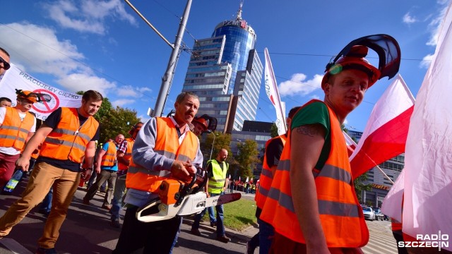 Nie godzą się na - jak twierdzą - głodowe warunki pracy i chcą podwyżek. Blisko dwa tysiące pracowników zakładów usług leśnych wyszło w środę na ulice Szczecina. Wśród protestujących są przede wszystkim drwale.