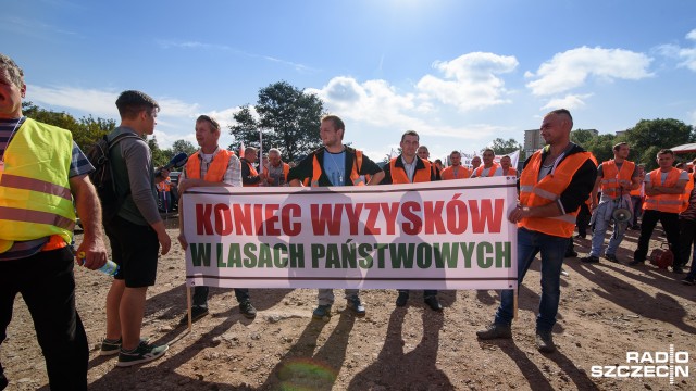 Pretensje drwali skierowane są pod zły adres - tak Lasy Państwowe odpowiadają protestującym pilarzom.