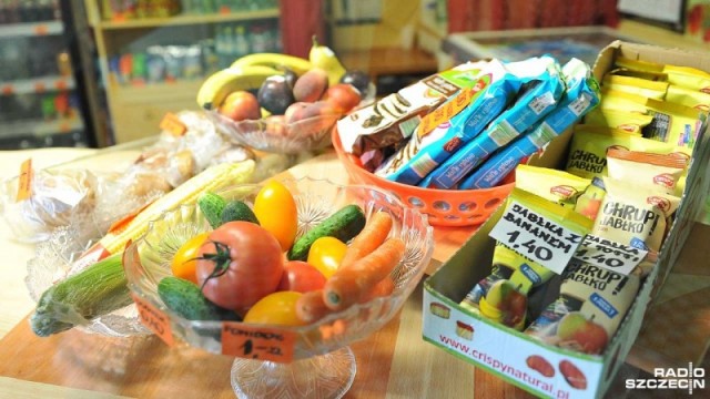 Nikt nie ustalał ze szkolnymi sklepikarzami co będą mogli sprzedawać - mówi Andrzej Gantner, dyrektor generalny Polskiej Federacji Producentów Żywności. Od 1 września obowiązuje rozporządzenie Ministerstwa Zdrowia nakazujące usunięcie tzw. śmieciowego jedzenia ze szkół.