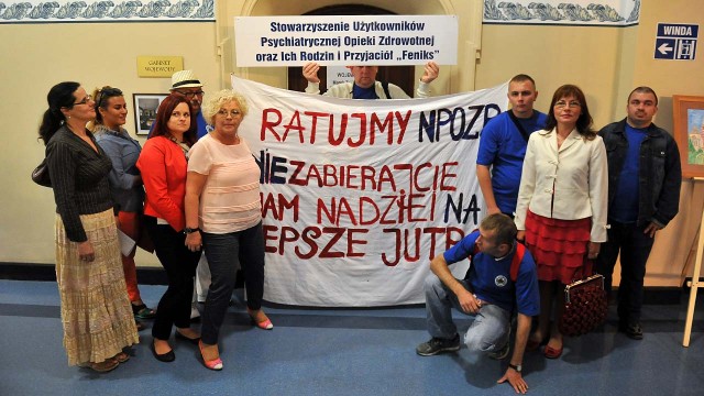 Osiem milionów Polaków ma problemy psychiczne i nie ma zapewnionej odpowiedniej opieki - alarmują eksperci. Według raportu Rzecznika Praw Obywatelskich, tylko co czwarta osoba z zaburzeniami otrzymuje fachową pomoc. Do tego lekarzy niepokoją zamiary likwidacji realizowanego od prawie pięciu lat Narodowego Programu Ochrony Zdrowia Psychicznego.