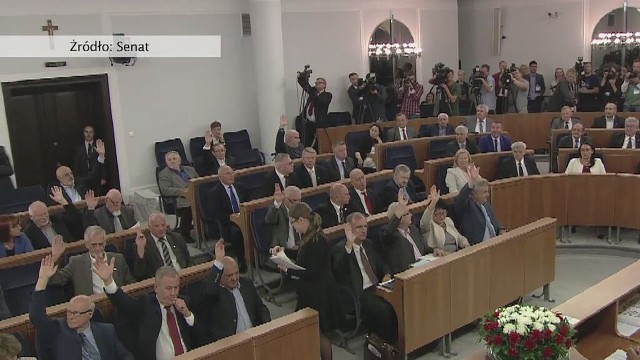 Nie będzie drugiego referendum. Senat odrzucił wniosek prezydenta Andrzeja Dudy o zorganizowanie plebiscytu. Przeciw głosowało 53 senatorów, 35 było za a dwóch wstrzymało się od głosu.