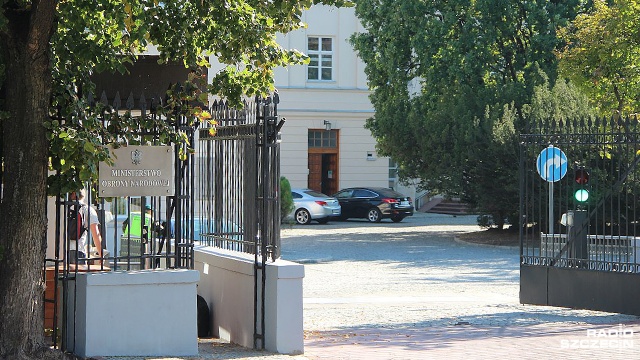 Polska chce kupić okręty podwodne wspólnie z innym krajem NATO. Rozważamy pozyskanie okrętów, na przykład wspólnie z Norwegią i Holandią - powiedział Polskiej Agencji Prasowej wiceminister obrony Czesław Mroczek. To pozwoliłoby obniżyć koszty zakupu.