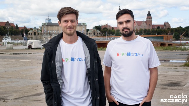 Przez cztery tygodnie będą zwiedzać i korzystać z atrakcji Pomorza Zachodniego. Dwójkę blogerów, którzy w internecie i mediach społecznościowych mają promować region w ramach akcji Aż Po Morze, zaprezentowała w poniedziałek Zachodniopomorska Agencja Rozwoju Turystyki. Casting wygrali: podróżnik z Anglii Matt Scott i 26-latek z Sopotu Marcin Mossakowski.