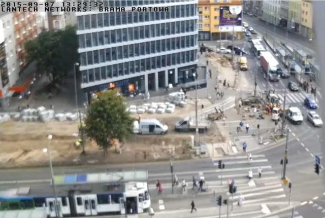 Prawy pas jezdni od strony Wyszyńskiego w Szczecinie jest zamknięty w związku z likwidacją tzw. wyspy dla pieszych przy dawnym Grzybku.