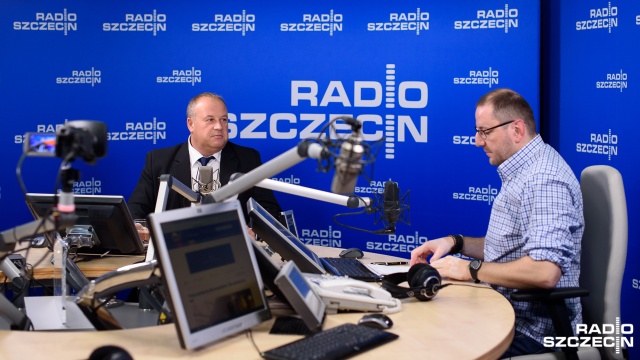 Fala uchodźców, zalewająca Europę niesie ze sobą poważne zagrożenia - uważa Artur Szałabawka z Prawa i Sprawiedliwości.