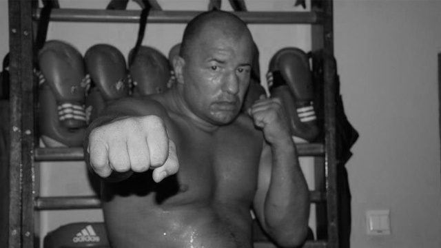 Były mistrz świata w kick-boxingu zmarł we wtorek nad ranem w szpitalu w wieku 51 lat. Taką informację podają serwisy internetowe związane ze sportami walki.