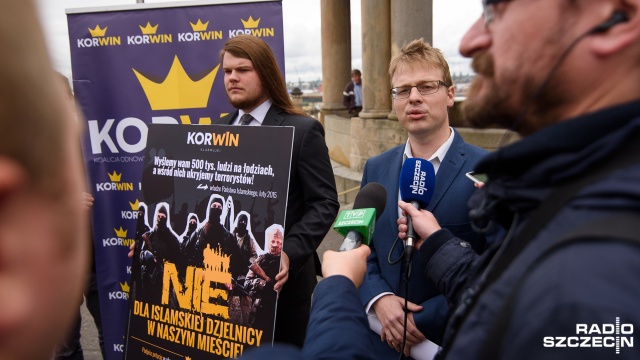 Mówią stanowcze nie dla imigrantów ekonomicznych z Bliskiego Wschodu w Polsce. Działacze partii KORWiN ze Szczecina tłumaczą, że mało wśród nich prawdziwych uchodźców za to wielu islamistów i tych, którzy chcą żerować na europejskich podatnikach. A po drugie: obawiają się, że Niemcy nakażą nam budowę obozów koncentracyjnych dla imigrantów.