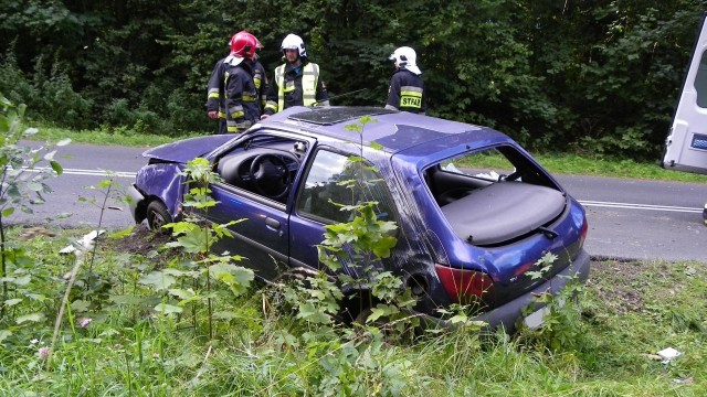 Samochód osobowy dachował na drodze nr 102, między Kołczewem a Świętoujściem. Do wypadku doszło w czwartek ok. godz. 16.