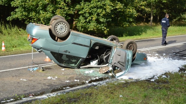 Wypadek na drodze krajowej nr 20 między Węgorzynem a Winnikami. W czwartek ok. godz. 15.20 Ford Focus wyprzedzając ciężarówkę zahaczył o pobocze i dachował. Ranne zostały dwie osoby.