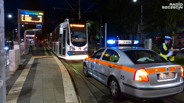 Tramwaje linii 5, 11 i 12 wróciły na swoje trasy. W czwartek wieczorem przez dwie godziny jedna z dwunastek blokowała tory na al. Piastów w Szczecinie. Po gwałtownym hamowaniu motorniczego kilkuletnia pasażerka uderzyła się w głowę. Pogotowie zabrało dziewczynkę do szpitala przy ul. św. Wojciecha.