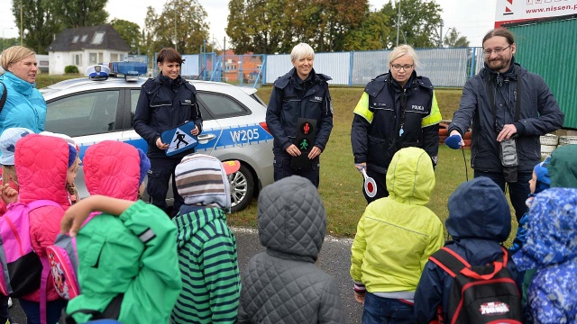 Szczecińskie pierwszaki w piątek spotkały się z policjantami, strażnikami miejskimi, inspektorami transportu drogowego czy celnikami. Dzieci przez zabawę mają nauczyć się zasad bezpieczeństwa.
