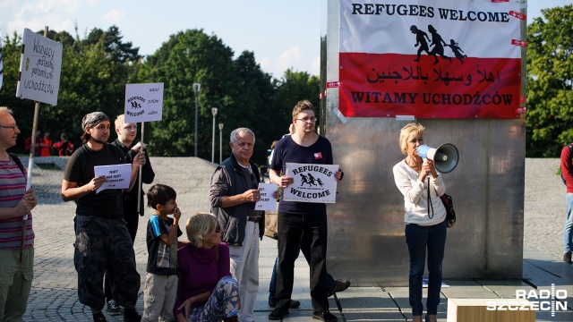 Nikt nie jest nielegalny oraz Pomogę imigrantom jak tylko mogę - transparenty z takimi hasłami mieli manifestujący pod Pomnikiem Czynu Polaków w Szczecinie. Około 200 osób demonstrowało swoje poparcie dla uchodźców z Bliskiego Wschodu, którzy przedostają się do Europy.