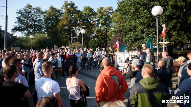 Przeciwko przyjmowaniu imigrantów z Bliskiego Wschodu protestowała 400-osobowa grupa szczecinian. O godzinie 17 zebrali się na Placu Grunwaldzkim.