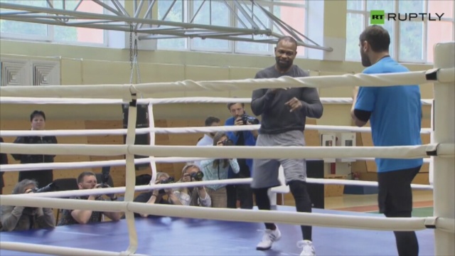 Rosyjski naród powiększył się o kolejną znaną na całym świecie osobę. Tym razem jest to amerykański bokser Roy Jones Jr. Pięściarz chce w ten sposób polepszać stosunki pomiędzy Waszyngtonem, a Moskwą.