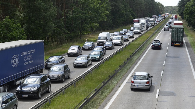 Korek przed węzłem Rzęśnica - kolejka samochodów próbujących jechać w stronę Goleniowa mniej więcej dwa kilometry.